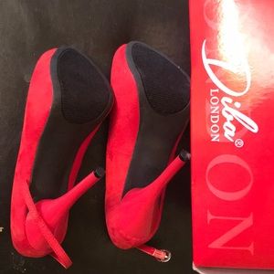 Size 8.5 Medium Red hills about 4 inches.